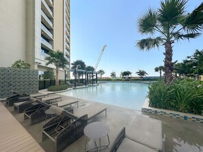 Pool - Luxury 2BD with Iconic Dubai Skyline View (Dubai)