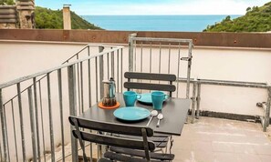 Outdoor dining - Welcome to Country View, your next ideal destination for a romantic and relaxing getaway! Located in the picturesque village of Groppo, just minutes from Riomaggiore, perfect for 2 people, couples or friends looking for a quiet retreat. You can enjoy the (Riomaggiore)