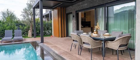 Deluxe-Villa, eingeschränkter Meerblick | Pool