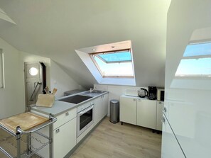 Fridge, microwave, oven, stovetop - Charming apartment with exceptional sea view (Étel)