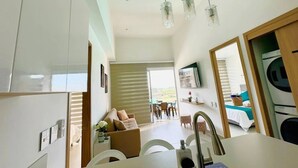 Una cocina moderna con comedor, un amplio ventanal y vistas al exterior.