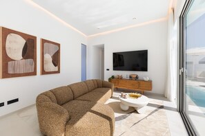 TV - Villa Coralina by Escape Home (Charco del Palo)