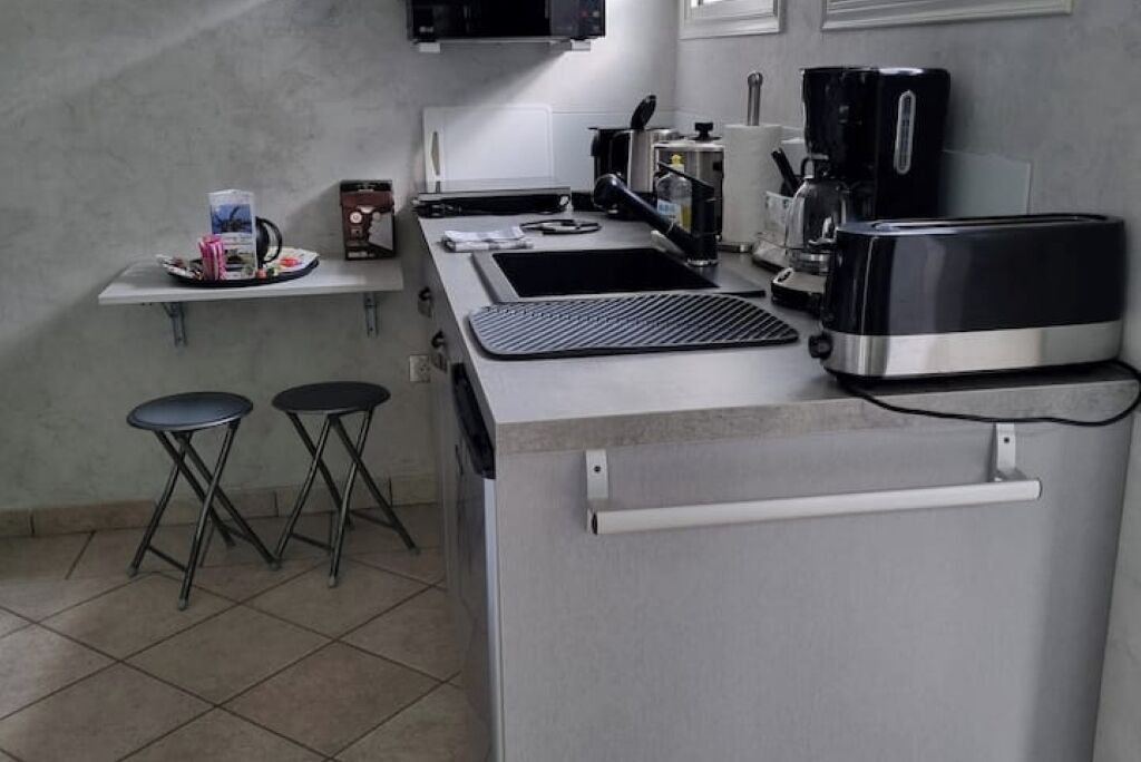 Réfrigérateur, micro-ondes, plaque de cuisson, cafetière/bouilloire