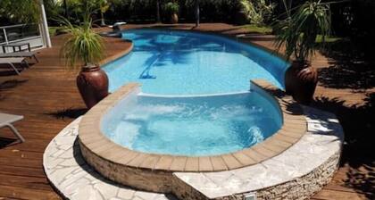 Cosy getaway between forest and ocean - swimming pool, jacuzzi & beach on foot