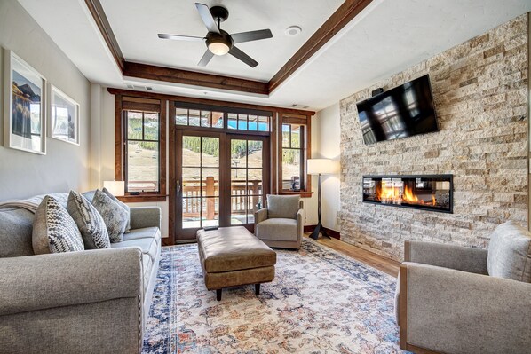 TV, fireplace - NEW! Luxury 2 Bedroom Condo  with Mountain View (Breckenridge)