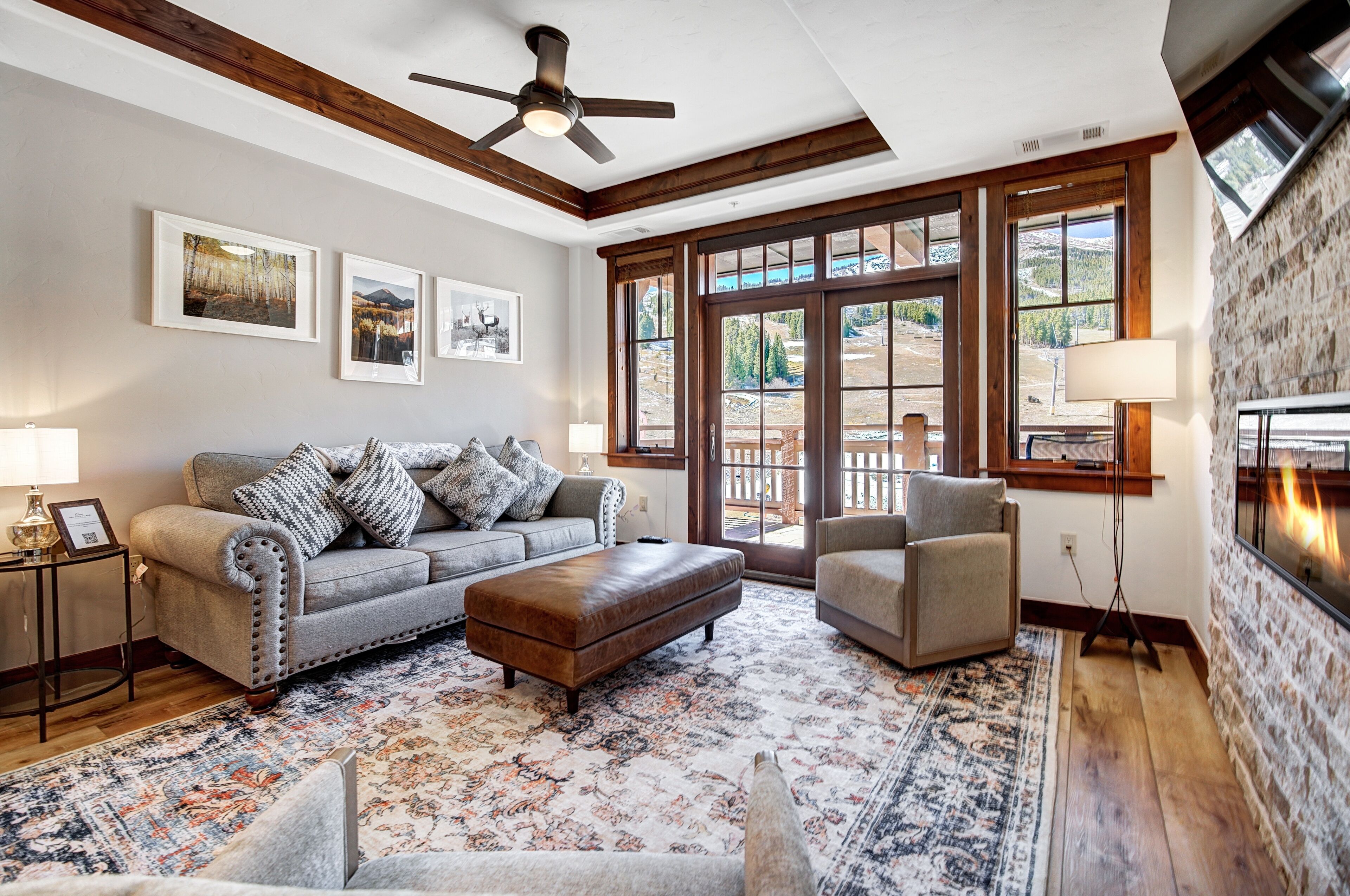 Una televisión, una chimenea