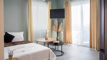 Caja fuerte, tabla de planchar con plancha, wifi y ropa de cama