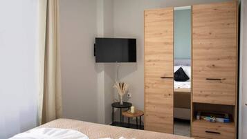 In-room safe, iron/ironing board, WiFi, bed sheets