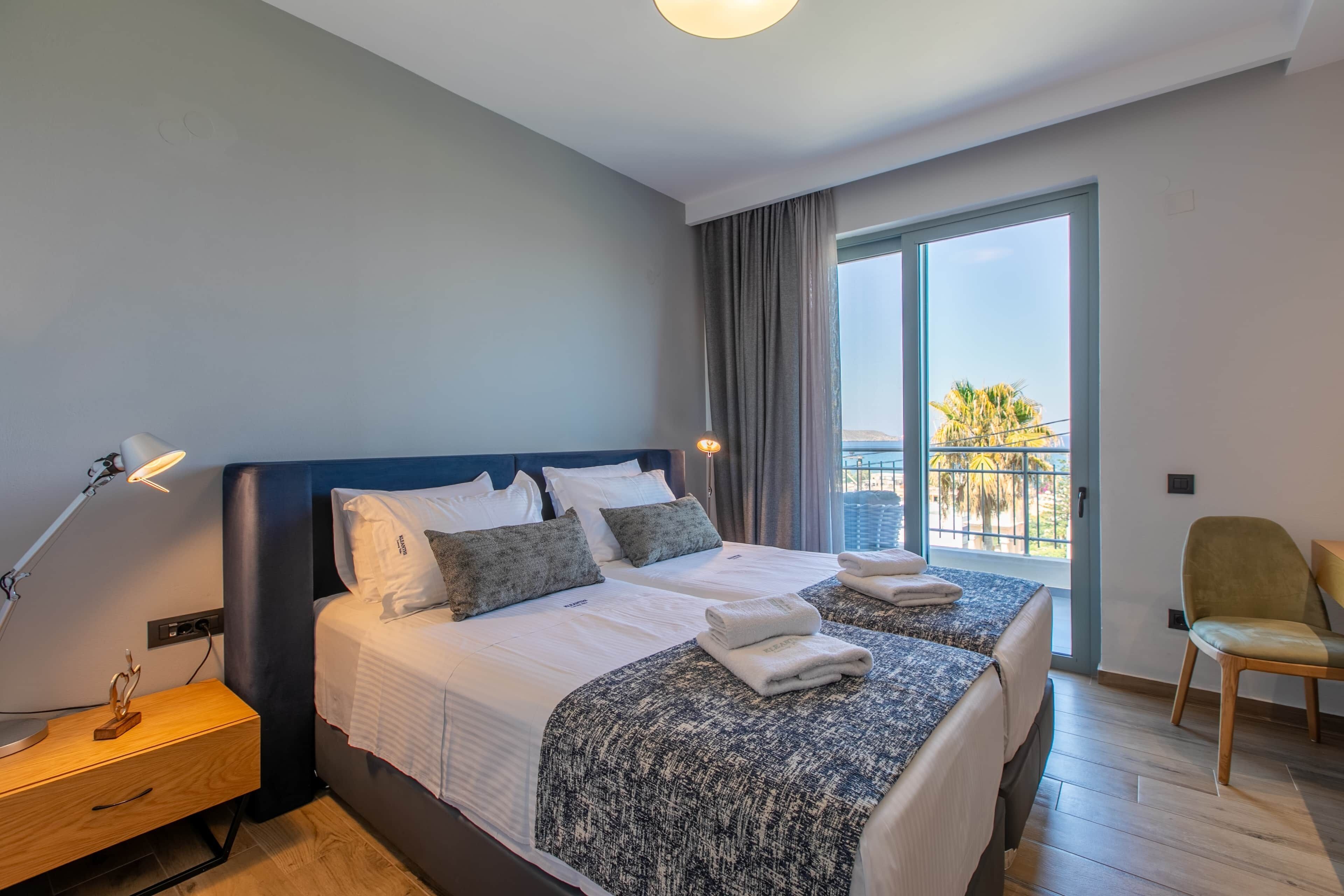 Caja fuerte, tabla de planchar con plancha, wifi y ropa de cama