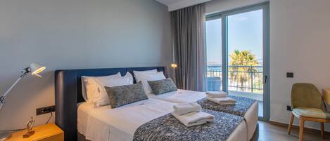 Caja fuerte, tabla de planchar con plancha, wifi y ropa de cama