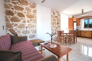 Smart TV - Villa Estia, pool, ideal for couples, cozy, quiet (Platanos)