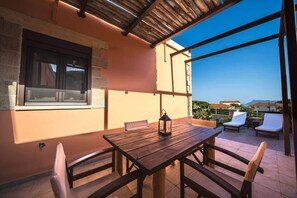 Outdoor dining - Villa Estia, pool, ideal for couples, cozy, quiet (Platanos)