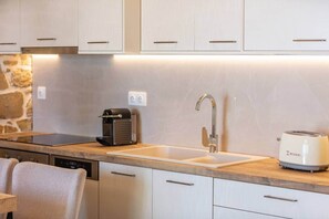 Frigorífico, microondas, horno y placa de cocina