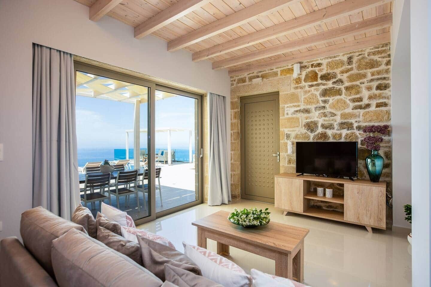 Una Smart TV, una chimenea