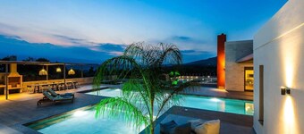 VIP Villa Aori mountain view & private heated pool
