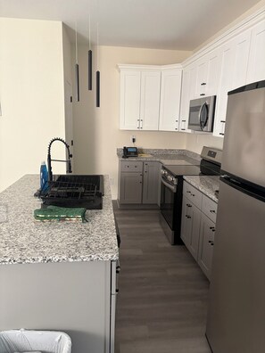 Private kitchen - Cozy Modern Retreat, Peaceful Stay Near Everything (Portsmouth)