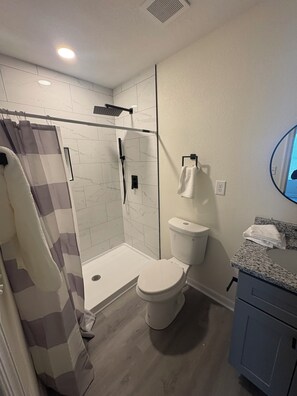 Hair dryer, towels, soap, toilet paper - Cozy Modern Retreat, Peaceful Stay Near Everything (Portsmouth)