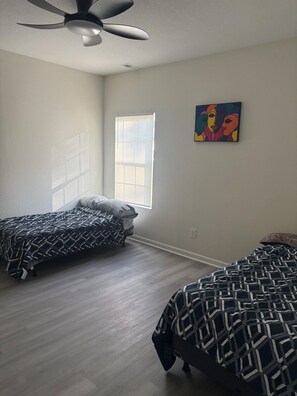 Tabla de planchar con plancha, wifi y ropa de cama 