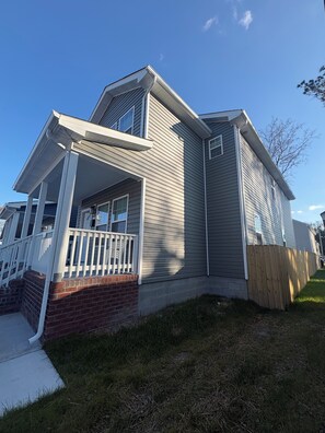Exterior - Cozy Modern Retreat, Peaceful Stay Near Everything (Portsmouth)