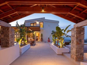 Terrace/patio - Villa Staride, heated pool, sea view, family, cozy (Paidochori)