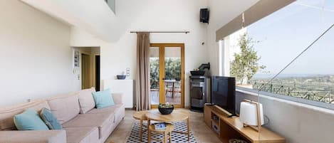 Tv, pejs, bordtennisbord