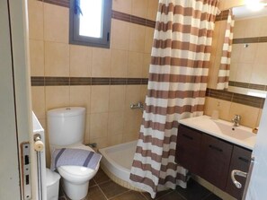 Haartrockner, Handtücher, Seife, Toilettenpapier