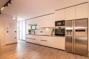 Jääkaappi, mikroaaltouuni, uuni, liesi