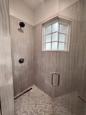 Douche, séchoir à cheveux, bidet, serviettes fournies