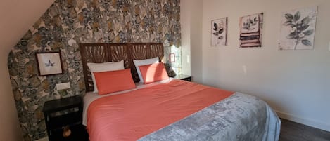 3 bedrooms, desk, free WiFi, bed sheets