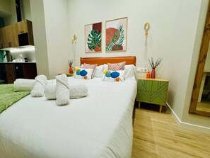 Desk, iron/ironing board, WiFi, bed sheets