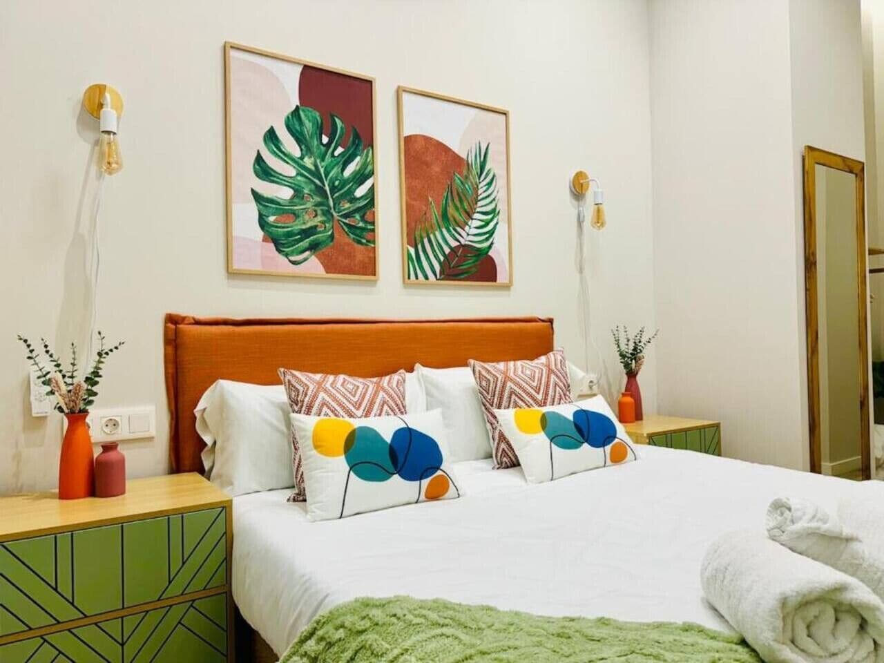 Escritorio, tabla de planchar con plancha, wifi y ropa de cama