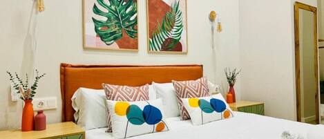 Escritorio, tabla de planchar con plancha, wifi y ropa de cama