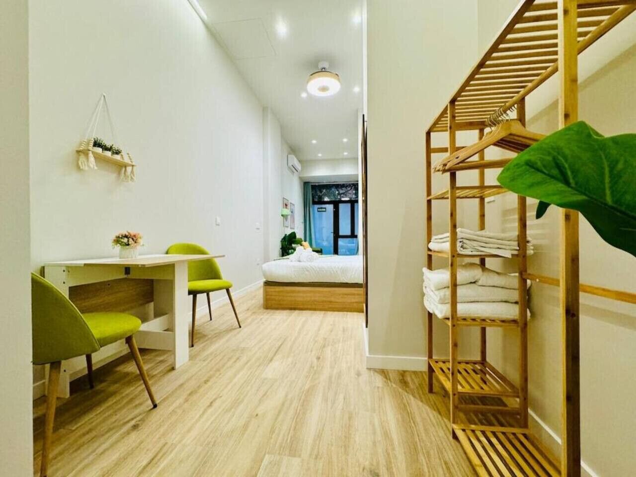 Desk, iron/ironing board, WiFi, bed sheets