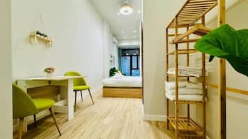 Een bureau, een strijkplank/strijkijzer, wifi, beddengoed