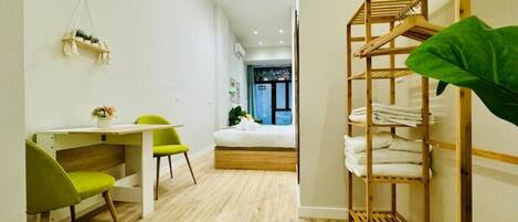 مكتب ومكواة/لوح كي وواي فاي وملاءات أسرّة