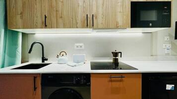 Een koelkast, een microgolfoven, een oven, een kookplaat