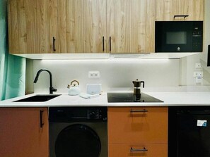 Réfrigérateur, micro-ondes, four, plaque de cuisson