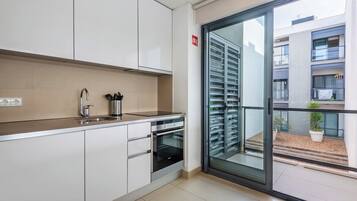 Wasserkocher mit Kaffee-/Teezubehör, Kühlschrank, Mikrowelle, Ofen