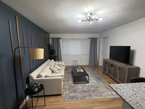 Charming 1BR Apt in Royal Oak, MI