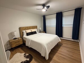 1 quarto, escrivaninha, ferros/tábuas de passar roupa, berço de viagem