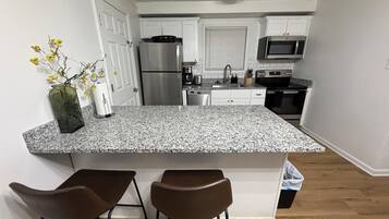 Geladeira, micro-ondas, fogão, cooktop