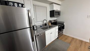 Køleskab, mikrobølgeovn, ovn, kogeplade