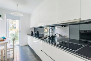 Wasserkocher mit Kaffee-/Teezubehör, Kühlschrank, Mikrowelle, Ofen
