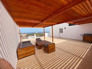 Terrace/patio - Magnificent villa with private pool 300 metres from the beach (Maio)