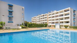 Ein Hotel mit Schwimmbad, mehreren Balkonen und einem modernen architektonischen Design.
