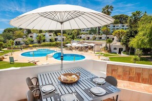 Outdoor dining - Albufeira Sunny Days | Pool View Family Apartment (Albufeira)