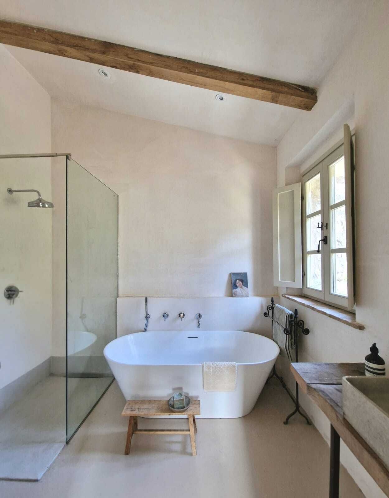 Douche, sèche-cheveux, bidet, serviettes fournies