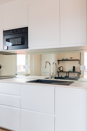 Coffee/tea maker, fridge, microwave, oven - Cascais Sunny with Ocean Views (Cascais)