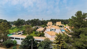Um bairro residencial com casas, piscina e céu claro.