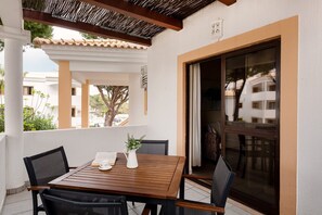 Outdoor dining - Cliff Gardens Family Duplex (Albufeira)
